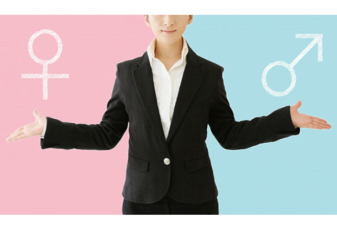 女性が手を広げている。背景が男女の記号