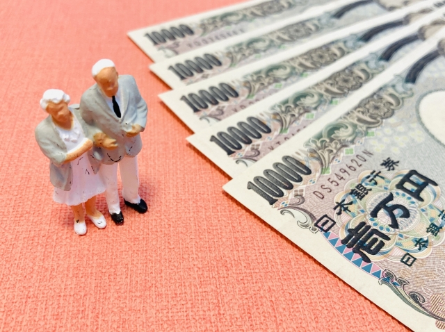 ５万円札と老夫婦のミニチュア人形