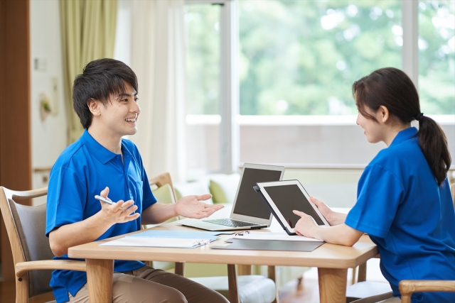 話し合う男女スタッフ