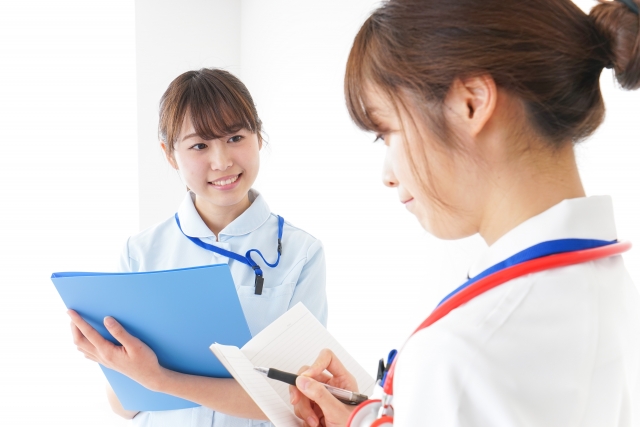 打ち合わせをするスタッフたち