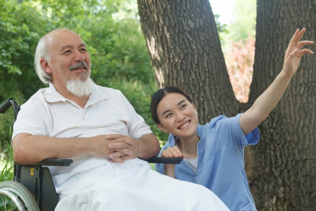 車いすの男性とスタッフ